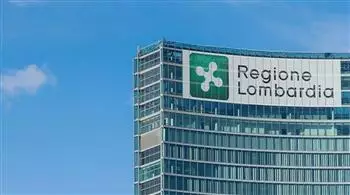 Confronto su un documento tra consulente e lavoratori in azienda, tema condizioni di lavoro SA8000